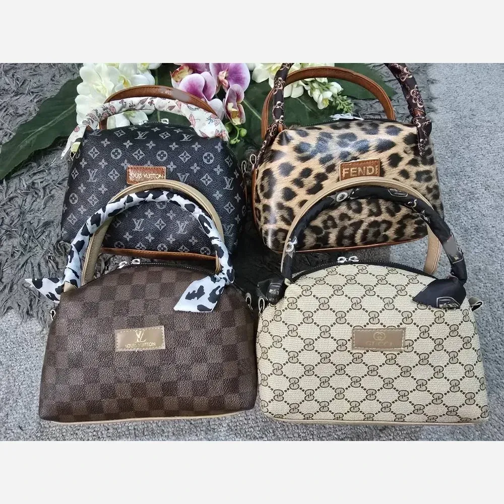 کیف چرمی مژگان زنانه جادار با بند بلند