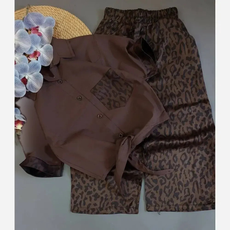 ست سه تیکه دخترانه شومیز گره ای تاپ و شلوار نیم بگ طرح پلنگی