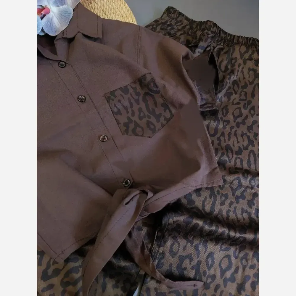 ست سه تیکه دخترانه شومیز گره ای تاپ و شلوار نیم بگ طرح پلنگی